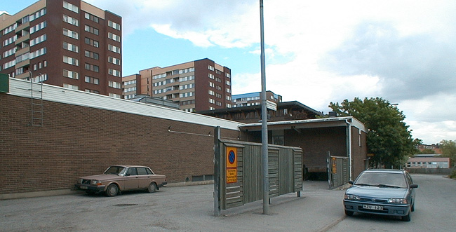 På butikens baksida finns en lastkaj.

SAK09112 Stockholm, Akalla, Helsingfors 1, Villmanstrandsgatan 6, från V























