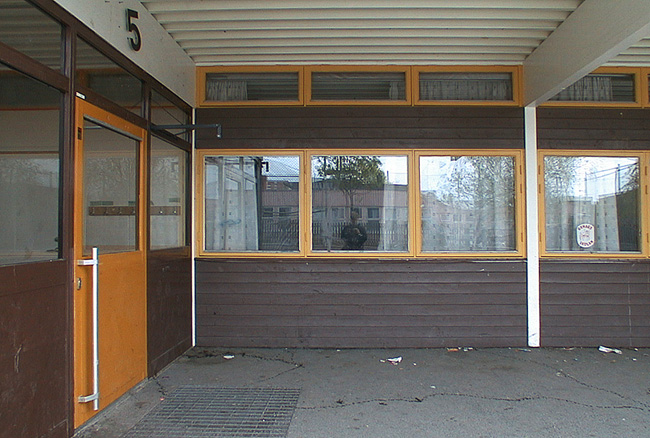 SAK09019 Stockholm, Akalla, Helsingfors 4, Helsingforsgatan 4, från NV

Indraget fasadparti vid klassrum.





























