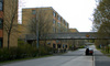 SAK09008 Stockholm, Akalla, Imatra 1, 2, 3, Helsingforsgatan 11-75 (udda nr) från SO

Gångbroar i betong leder över Helsingforsgatan in i området. 





































