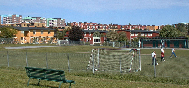 Väster om radhusområdet ligger en idrottsplats. På denna bild ser man tydligt hur bebyggelsen trappas upp mot centrum. 

SAK09208 Stockholm, Akalla, Imatra 4, 5, 6, 8, Nykarleby 1, 3, 4, 5, Imatragatan och Nykarlebyvägen, från V


















































