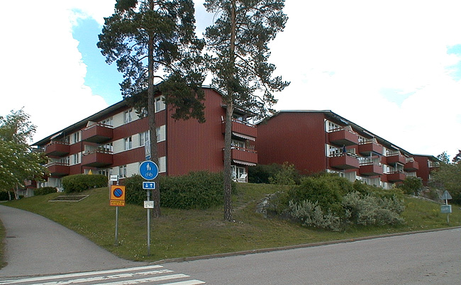 SAK09142 Stockholm, Akalla, Pargas 4, 5, 7, 8, Torneågatan och Pargasvägen, SV

Mot omvärlden har byggnaderna ofta suterrängvåningar och fasader med balkonger. I förgrunden Torneågatan som löper söder om området.


















































