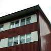 SAK09141 Stockholm, Akalla, Pargas 4, 5, 7, 8, Torneågatan och Pargasvägen, >

Byggnaderna har fasader i rödlackerad plåt med band av vitmålad träpanel vid fönstren.



















































