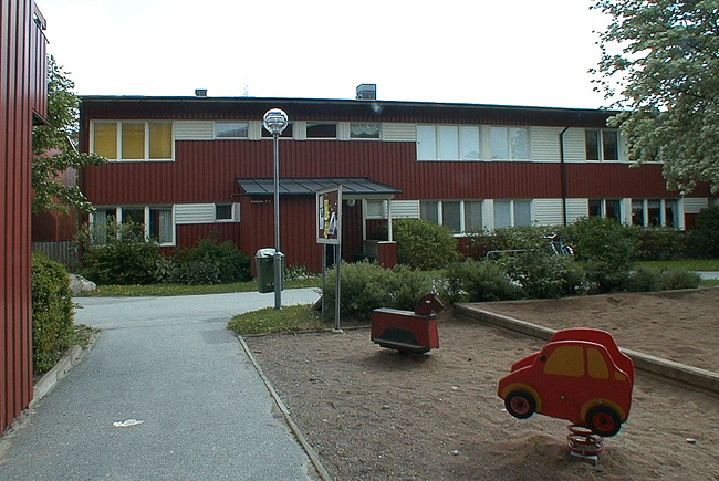 SAK09153 Stockholm, Akalla, Pargas 4, 5, 7, 8, Torneågatan och Pargasvägen, > NV

Längsmed gånggatorna finns många lekplatser.






















































