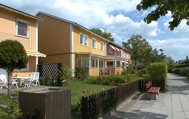 Radhusens trädgårdar med uteplatser vetter mot söder. Fasadernas kulörer går från gult till rött. 

SAK09167 Stockholm, Akalla, Torneå 1-100, Torneågatan och Tavastehusgatan, från NV

















































