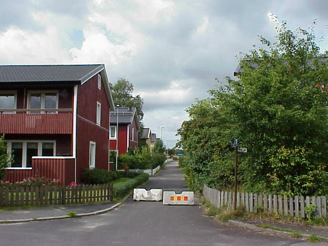 Radhus med ett promenadstråk för gående.