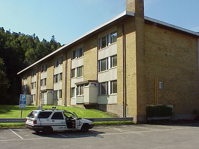 Lamellhus byggt 1965, dess östra fasad samt balkong.