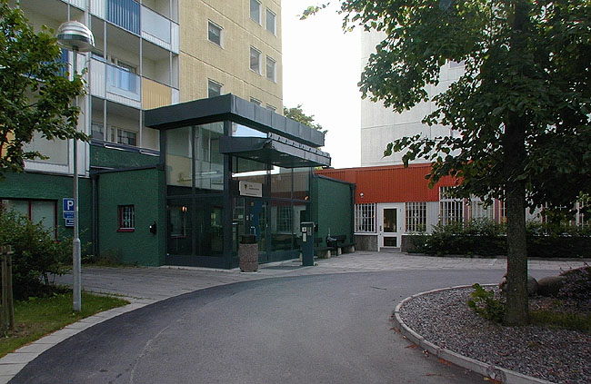 Gårdsentré med vändplats. SAK10359 Sthlm, Husby, Bergen 1, Ålesund 1, från N