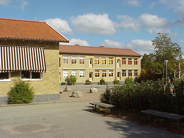 Skolan är byggd under flera olika tidsperioder. Här ses de nordligare byggnaderna, den i bakgrunden är uppförd under femtiotalet och den i förgrunden under första halvan av sextiotalet. 