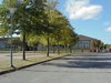 Del av skolgården med en sextiotalsbyggnad i bakgrunden. 