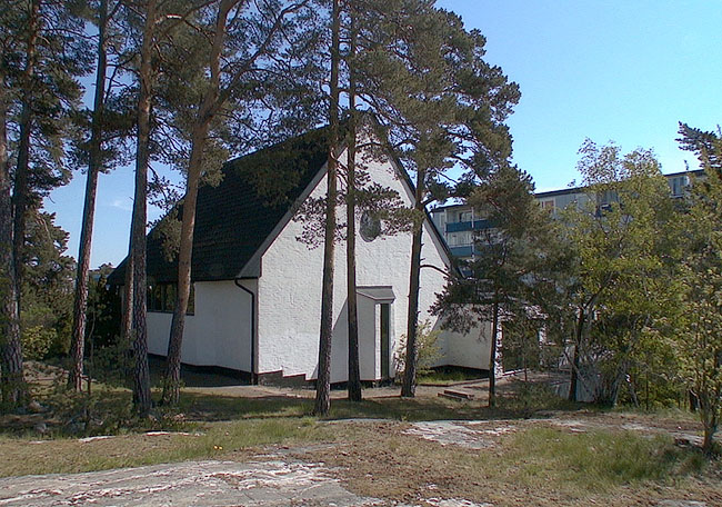 Kyrkorummet från den kuperade Husbyparken.

SAK10033 Sthlm, Husby, Romsdal 1, Bergengatan 18, från V