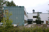 SAK10085 Sthlm, Husby, Husby 1:1, Nordkapsgatan 3, från SV

Byggnadens västligaste del med den stenlagda gården till höger i bild.
