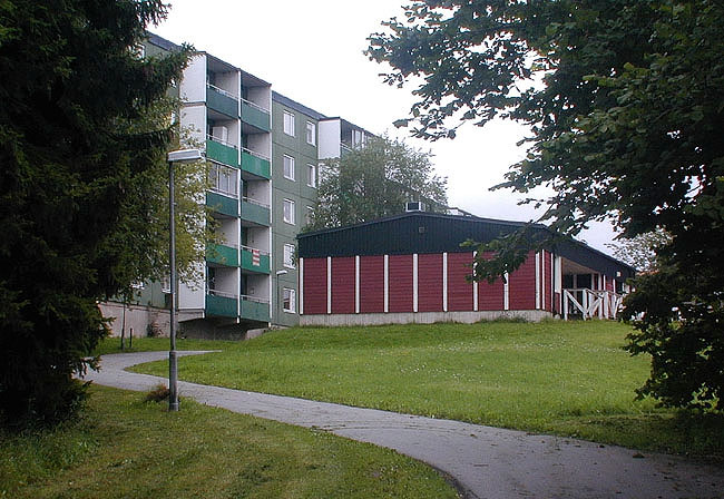 Ett av områdets många enhetligt utförda komplementbyggnader, d.v.s. tvättstugor, daghem, cykelförråd m.m. 

SAK10232 Sthlm, Husby, Trondheim 1,2, Trondheimsgatan 4-22 jmn nr, från VNV
