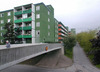 En av områdets gångbroar som skiljer bilar och fotgängare åt. 

SAK10238 Sthlm, Husby, Trondheim 4, Trondheimsgatan 24-32, jmn nr, från SO

