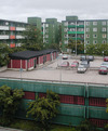 Garage med besöksparkering på taket. Den röda träbyggnaden innehåller soprum och rum för uppställning av mopeder. 

SAK10240 Sthlm, Husby, Trondheim 5, Trondheimsgatan 34-42, från SV 


