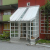 Tillbyggt vindfång i stål och glas. Ytterväggen har klätts med vitt kakel runt entrén. 

SAK10248 Sthlm, Husby, Oslo 6, Oslogatan 18-26 jmn nr, från O 




