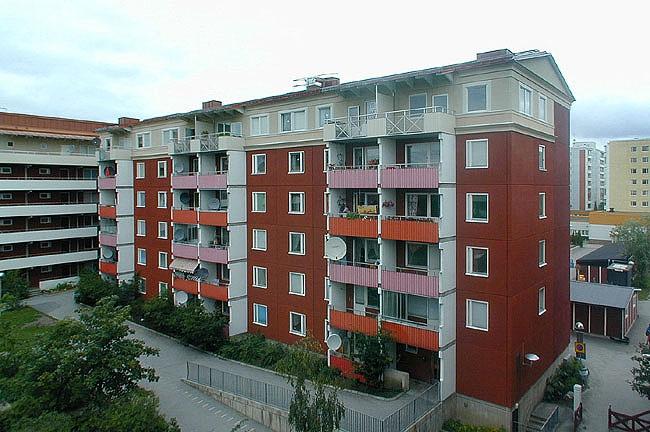 Fyra hus har byggts på med en våning och fått sadeltak. 
SAK10249 Sthlm, Husby, Oslo 1, Oslogatan 5-13, från S





