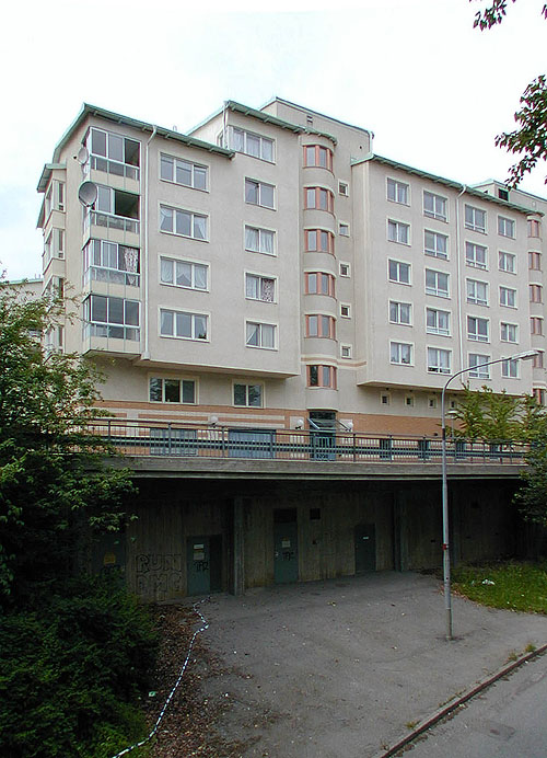 SAK10019 Sthlm, Husby, Dovre 1, Dovregatan 2-24 (jmn nr), från SO

Området är delvis underbyggt med garage.




