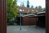 Förråds- och sopbodarna bildar en liten platsbildning i kvarterets inre. 
SAK12194 Sthlm, Kista, Odense 1, Jyllandsgatan 7-133, från SO





