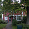 Radhus med burspråk till höger om entrén. 
SAK12192 Sthlm, Kista, Odense 1, Jyllandsgatan 7-133, från SO






