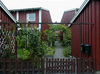 Gränd mellan två parhus. Förråds- och sopbodarna är här placerade i liv med gången.
SAK12196 Sthlm, Kista, Odense 1, Jyllandsgatan 7-133, från SO





