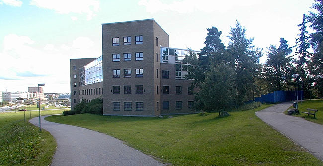 SAK10224 Sthlm, Husby, Norgegatan 2, Sätesdalen 2-3, från NV 

Byggnaden sedd från nordväst.

