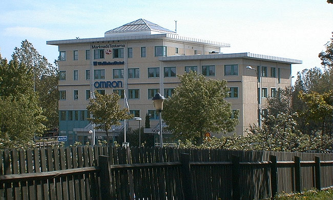 SAK10554 Sthlm, Husby, Röros 1, Norgegatan 1, från N 

Kontorshuset är uppfört i en tidstypisk 1980-talsarkitektur.

