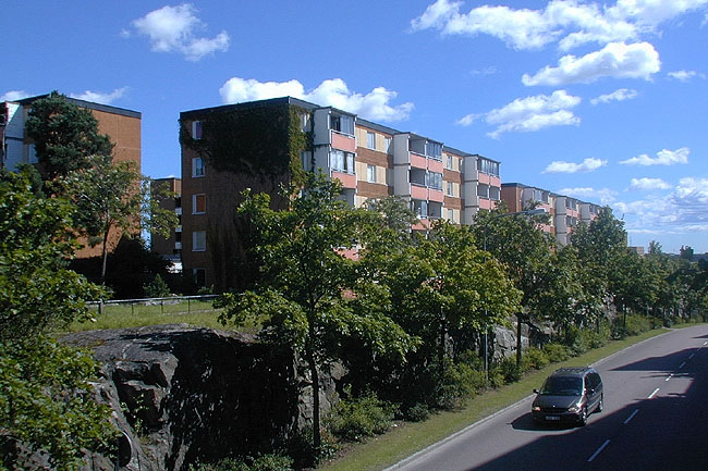SAK10251 Sthlm, Husby, Tönsberg 2, från V

Söder om området löper matargatan Norgegatan.


