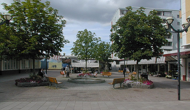 Det centrala torget. 
SAK10501 Sthlm, Husby, Husby centrum från SO

