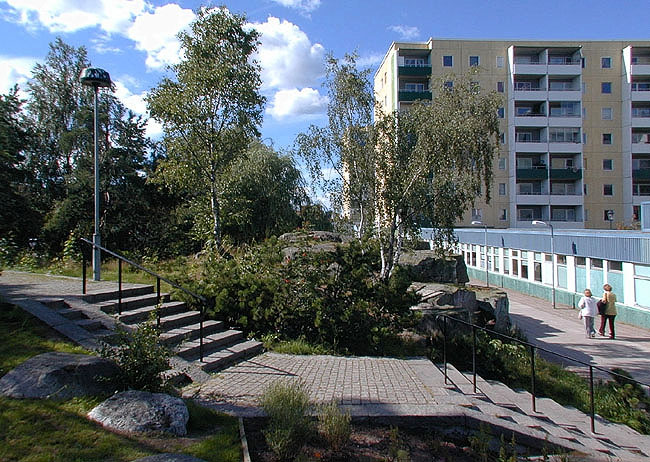 Trappor upp till höjden vid Edvard Griegsgången. 
SAK10217 Sthlm, Husby, Husby centrum från SO


