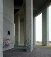 Hela vattentornet är utfört i obehandlad betong. Det vertikala mönstret är ett avtryck efter brädformen. 

SAK07176 Sthlm, Tensta-Hjulsta, Tensta 4:7, från SO
