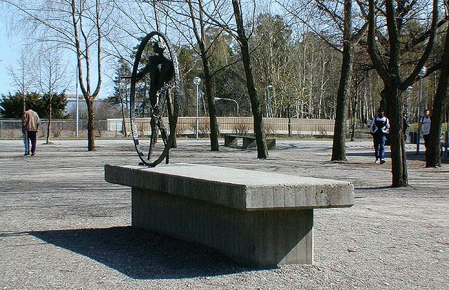Bronsskulptur av Olof Hellström på skolgården. 
SAK07603 Sthlm, Tensta, Lilla Tensta 1, Hagstråket 11,13, från NV

