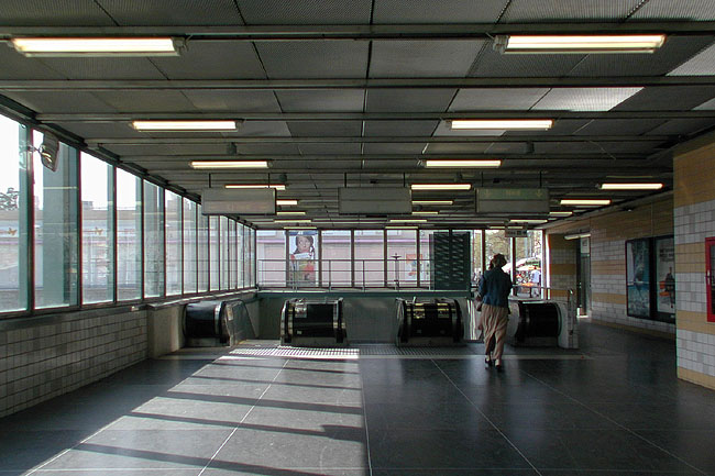 Interiör från den östra biljetthallen. 

SAK07424 Sthlm, Tensta Östra tunnelbaneuppgången, från sydöst




