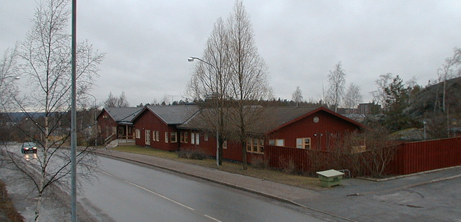 Fasad mot Vårbergsvägen. 
SAK03682 Sthlm, Vårberg, Båtholmen 2, Vårbergsvägen 64, från syd