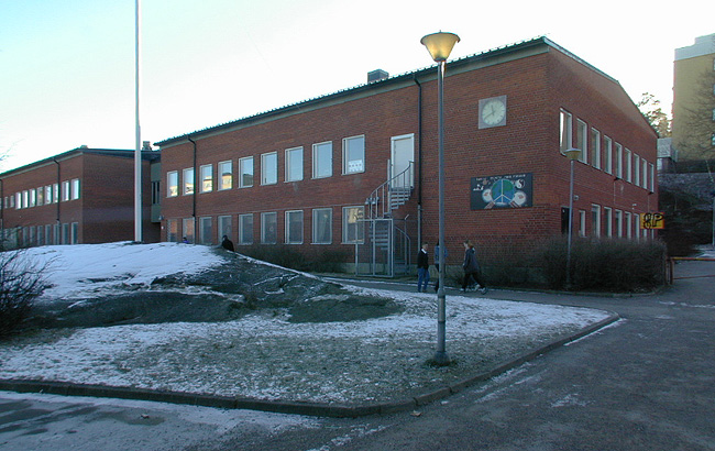 Byggnad inrymmande matsal, slöjdlokaler m.m. 
SAK03906 Sthlm, Vårberg, Byholmen 1, Vårholmsbackarna 100, från nordväst










