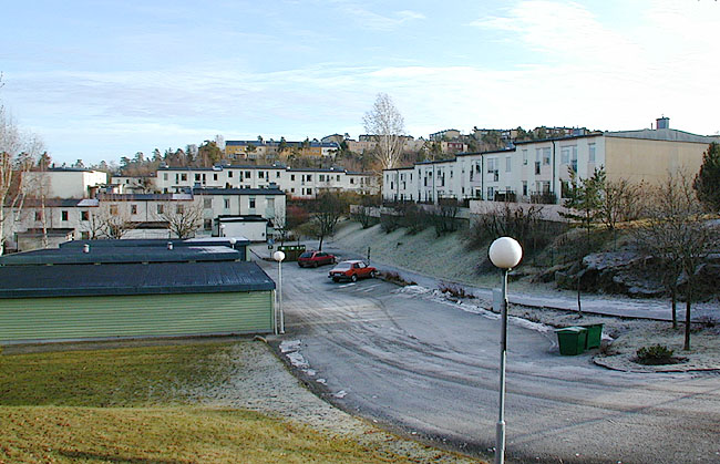 Vårberg, Björnholmen + Askholmen, Duvholmsgränd + Våruddsringen.

Bebyggelsen går i ljusa kulörer, vita fasader med trädetaljer i ljusa pasteller.