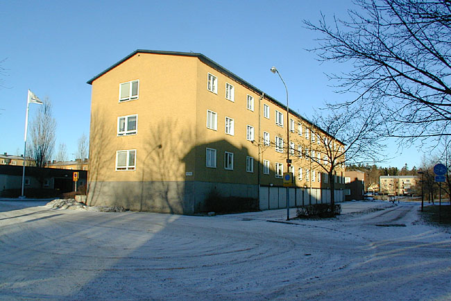 Vårberg, Rönholmen 1, Ängsholmsgränd 5-37.

Vissa byggnader har garage i suterrängvåningen.




 