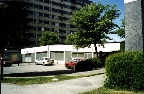 Stockholm, Bredäng, Gröna Stugan 1, Gröna Stugansväg 27-45 (udda Nr), HAGE, 

Parkeringsdäck i vitmålad betong.

