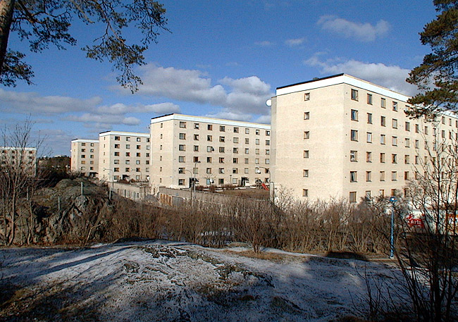 Rinkeby, Kvarnkammaren, Fornbyvägen 3-45.

Kvarteret Kvarnkammaren har fyra skivhus. De tre gårdarna, som slutes norrut av lamellhus, utgör tak till parkeringshusen.