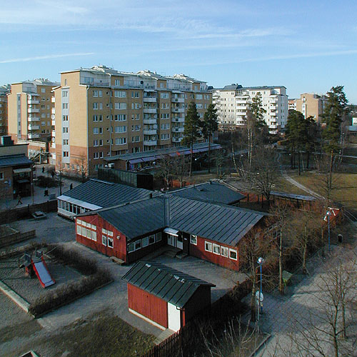 Rinkeby, Kvarnlyckan 1, Västerby Backe, från sydost

Daghem vid grönstråk nordöst om Rinkeby centrum. Den korsformade planformen återfinns i ett numera rivet daghem i Skärholmen (kv. Klubbholmen 2).



 