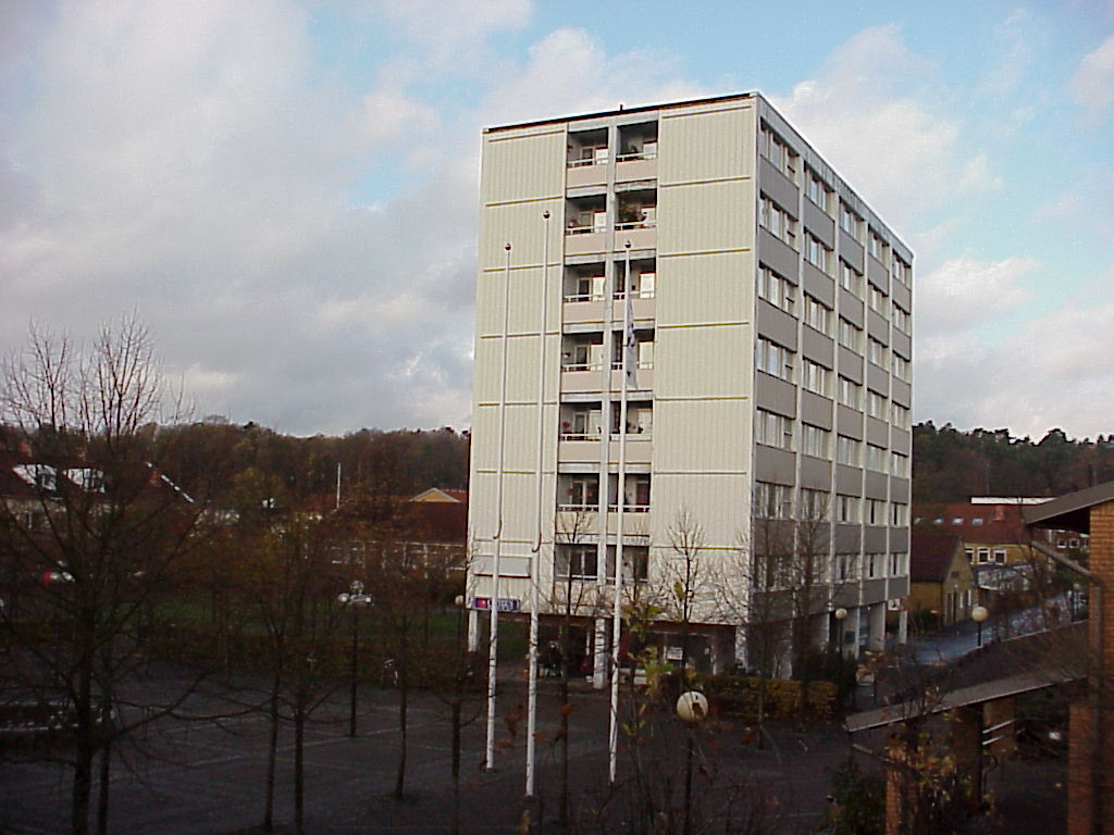 Ett av Mölnlyckes landmärken - det modernistiska punkthuset på Råda Torg. Vy från sydost.