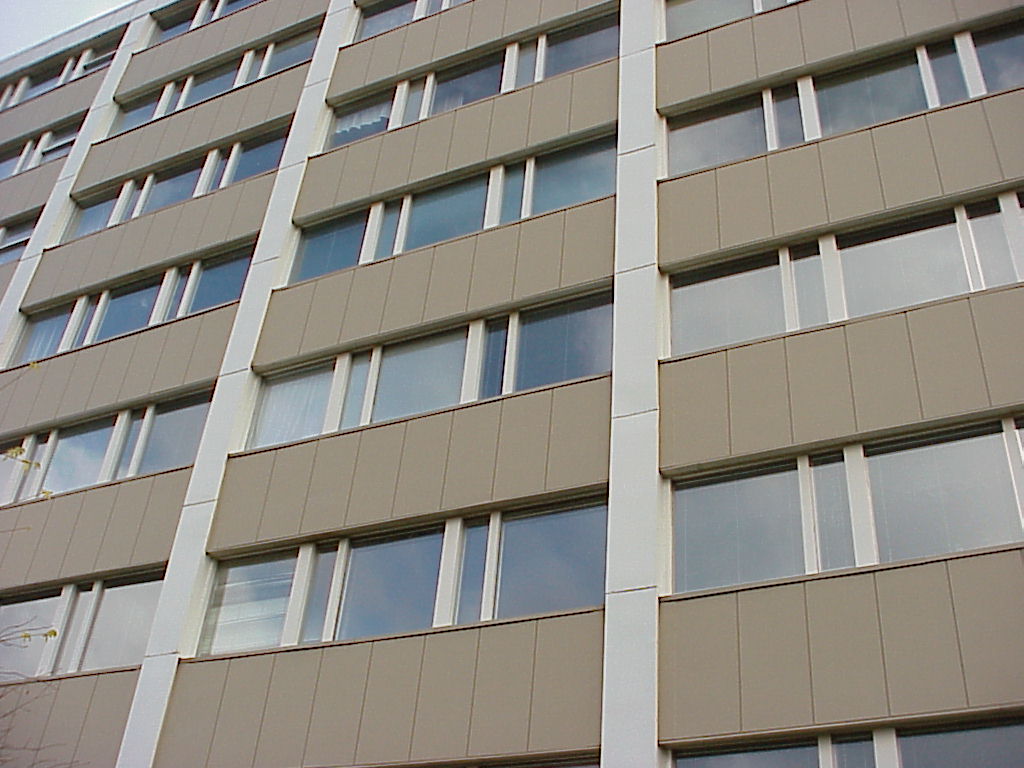 Punkthusets fasad och fönsterkomposition.