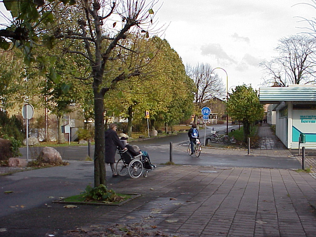 Den bilfria Centrumvägen som leder från Råda Torg i den östra delen av Mölnlycke centrum er till sjukvårdscentralen i den västra delen.