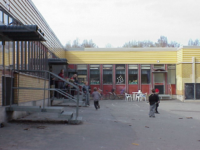Från klassrummens kapprum leder entréerna rakt ut på skolgården. Tack vare byggnadens korsform bildas fyra separata skolgårdar i byggnadens innervinklar.