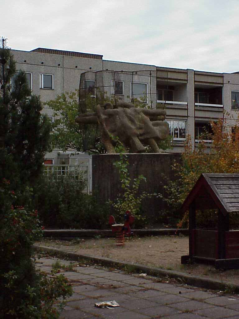 Skulptur på en av gårdarna i Västra Gårdsten.
