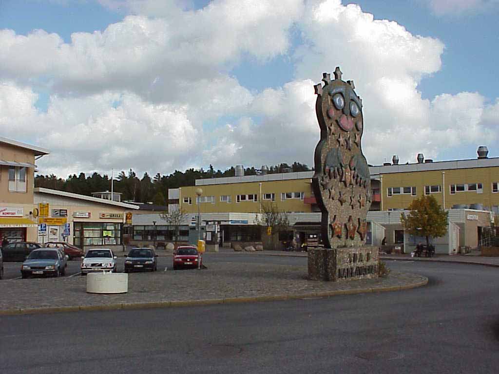 Skulptur och rondell framför Lövgärdets centrum.