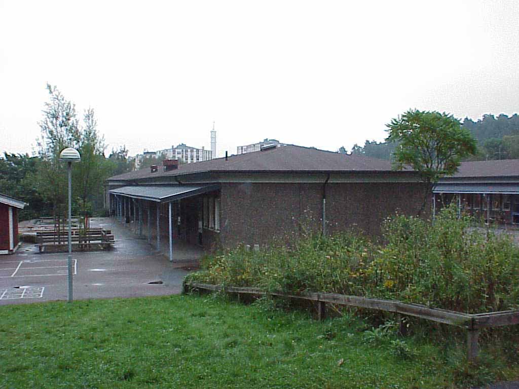 Del av Sandeklevsskolans gård.