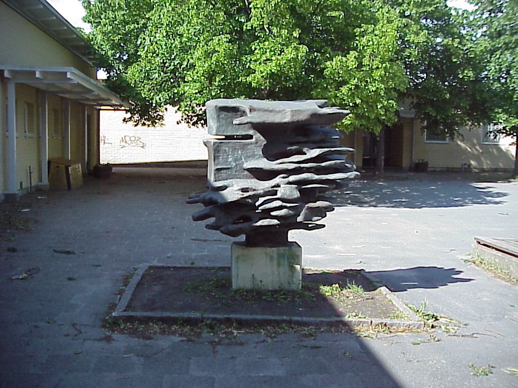 Skulptur på Västerhedsskolans gård.