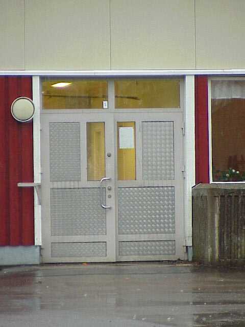 Trestjärneskolan södra sida, en av entréerna.