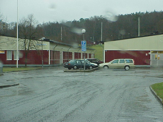 Skolan med vändplats i förgrunden.
