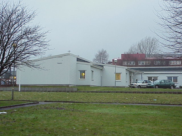 Buaskolan med parkeringsplats för de anställda.